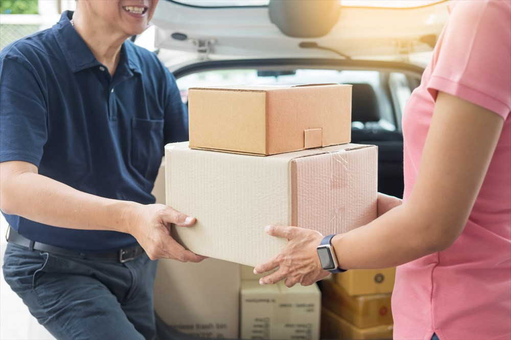 荷物をお渡ししている様子